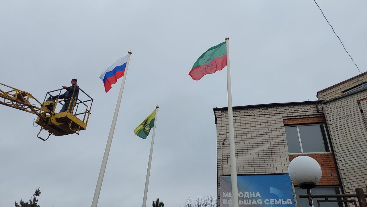 В Кирилловке обновили флаги В Кирилловке обновили флаги