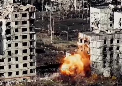 На Запорожском направлении наш боец забросил сумку с "подарком" в дом, где сидели враги