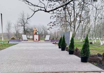 Сотрудники Министерства природных ресурсов и экологии Республики Дагестан проявили инициативу, подарив декоративные деревья для благоустройства братской могилы в селе Любимовке