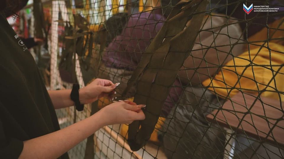 «Волонтёры Победы» сплели маскировочные сети для бойцов СВО