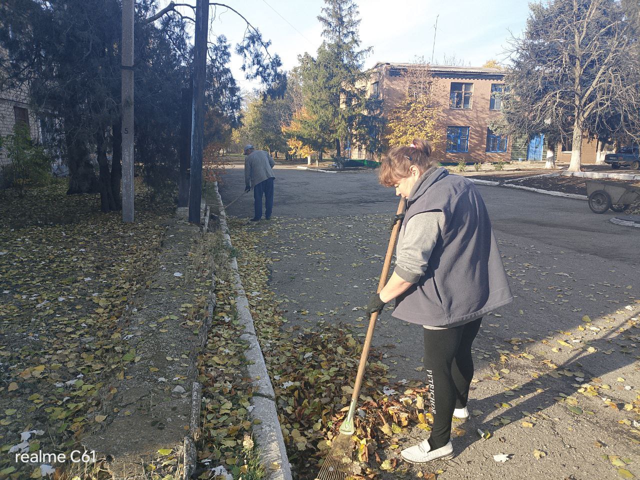 В Токмакском муниципальном округе проводятся работы по благоустройству общественных территорий и памятников военной истории