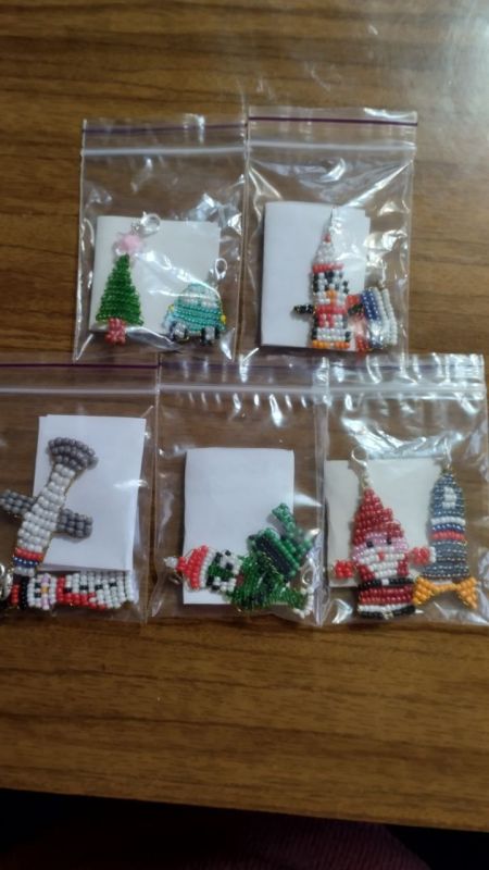 К Дню Героев Отечества в Приазовском ДК девочки приготовили для наших защитников небольшие подарочки- брелоки с пожеланиями Эти маленькие символы праздника, выполнены с любовью, призваны напомнить нашим Героям о домашнем... К Дню Героев Отечества в Приазовском ДК девочки приготовили для наших защитников небольшие подарочки- брелоки с пожеланиями Эти маленькие символы праздника, выполнены с любовью, призваны напомнить нашим Героям о домашнем...