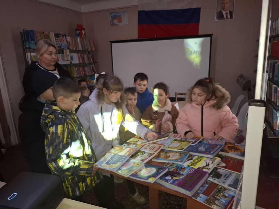 "Читай с нами". В рамках районной библиотечной акции " Читай с нами"в Богдановской сельской библиотеке прошло знакомство с литературой по теме акции " КнигаСВОд" .Библиотекарь с радостью встретила наших маленьких... "Читай с нами". В рамках районной библиотечной акции " Читай с нами"в Богдановской сельской библиотеке прошло знакомство с литературой по теме акции " КнигаСВОд" .Библиотекарь с радостью встретила наших маленьких...