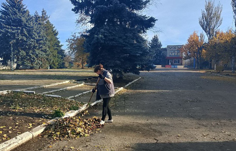 В Токмакском муниципальном округе проводятся работы по благоустройству общественных территорий и памятников военной истории В Токмакском муниципальном округе проводятся работы по благоустройству общественных территорий и памятников военной истории