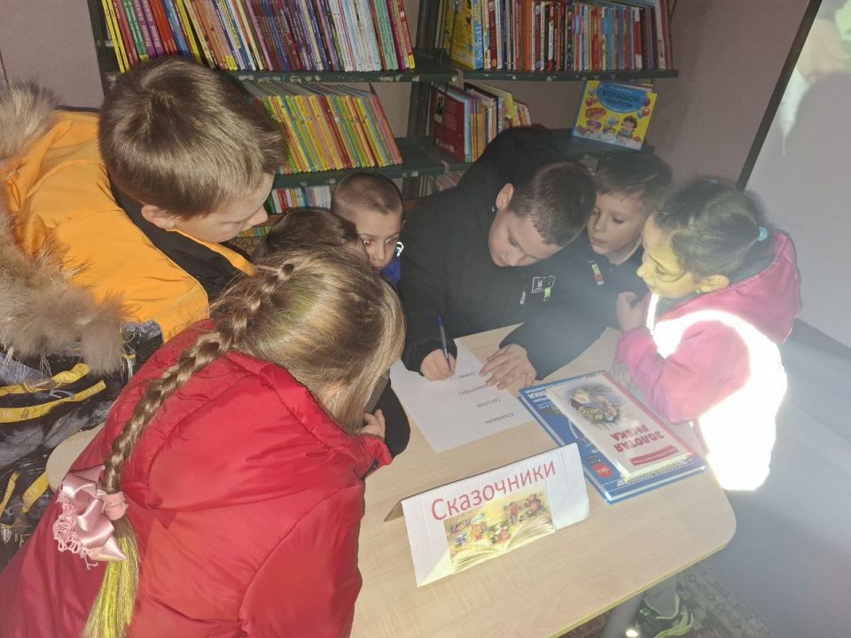 "Читай с нами". В рамках районной библиотечной акции " Читай с нами"в Богдановской сельской библиотеке прошло знакомство с литературой по теме акции " КнигаСВОд" .Библиотекарь с радостью встретила наших маленьких... "Читай с нами". В рамках районной библиотечной акции " Читай с нами"в Богдановской сельской библиотеке прошло знакомство с литературой по теме акции " КнигаСВОд" .Библиотекарь с радостью встретила наших маленьких...