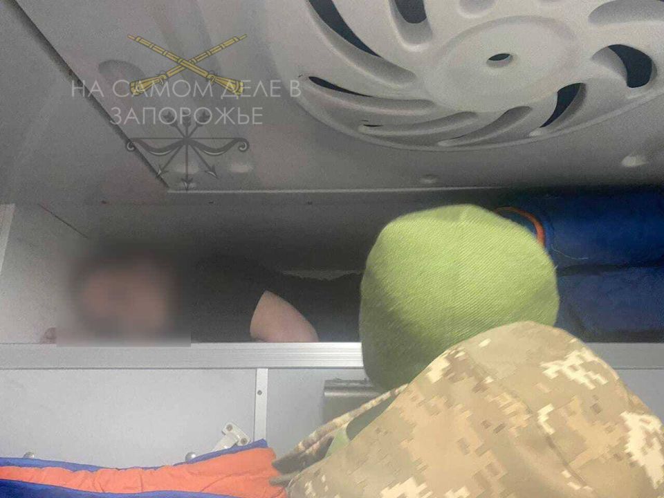 Не смог бедняга. Парень 23 лет спрятался в нише для матрасов в поезде "Запорожье-Перемышль", пытаясь таким образом пересечь границу