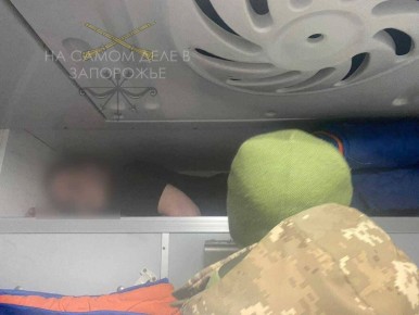 Не смог бедняга. Парень 23 лет спрятался в нише для матрасов в поезде "Запорожье-Перемышль", пытаясь таким образом пересечь границу
