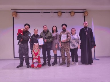 На базе ГБУ ОО ЗО "СОШ №3" г. Приморск в пятницу, 5 декабря, состоялся яркий патриотический концерт, посвященный Дню добровольца в России