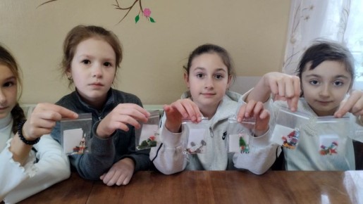 К Дню Героев Отечества в Приазовском ДК девочки приготовили для наших защитников небольшие подарочки- брелоки с пожеланиями Эти маленькие символы праздника, выполнены с любовью, призваны напомнить нашим Героям о домашнем...