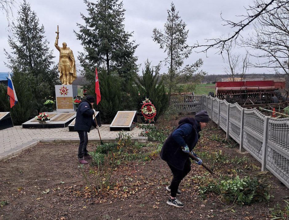 В Токмакском муниципальном округе проводятся работы по благоустройству общественных территорий и памятников военной истории В Токмакском муниципальном округе проводятся работы по благоустройству общественных территорий и памятников военной истории