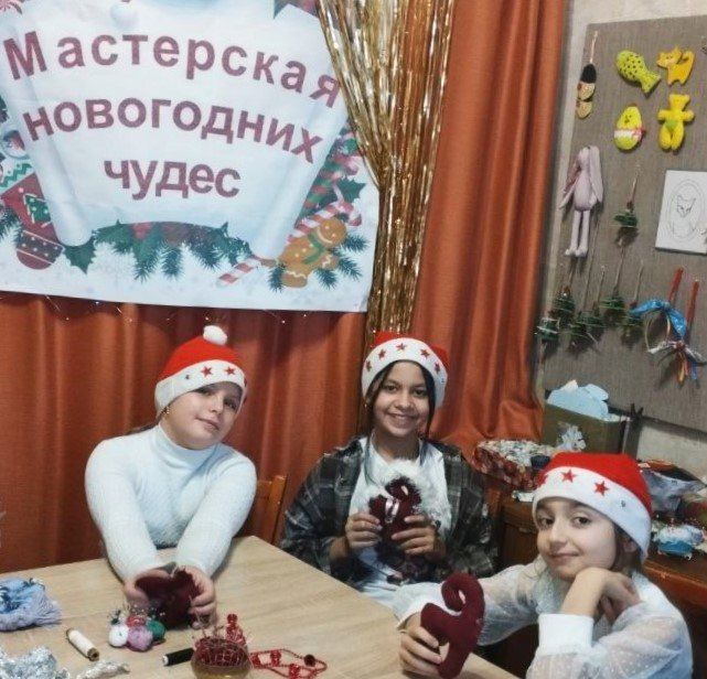 Новый год на пороге!. «Мастерская новогодних чудес» открыта и наши мастерицы приступили к созданию сувениров и подарков к празднику Новый год на пороге!. «Мастерская новогодних чудес» открыта и наши мастерицы приступили к созданию сувениров и подарков к празднику