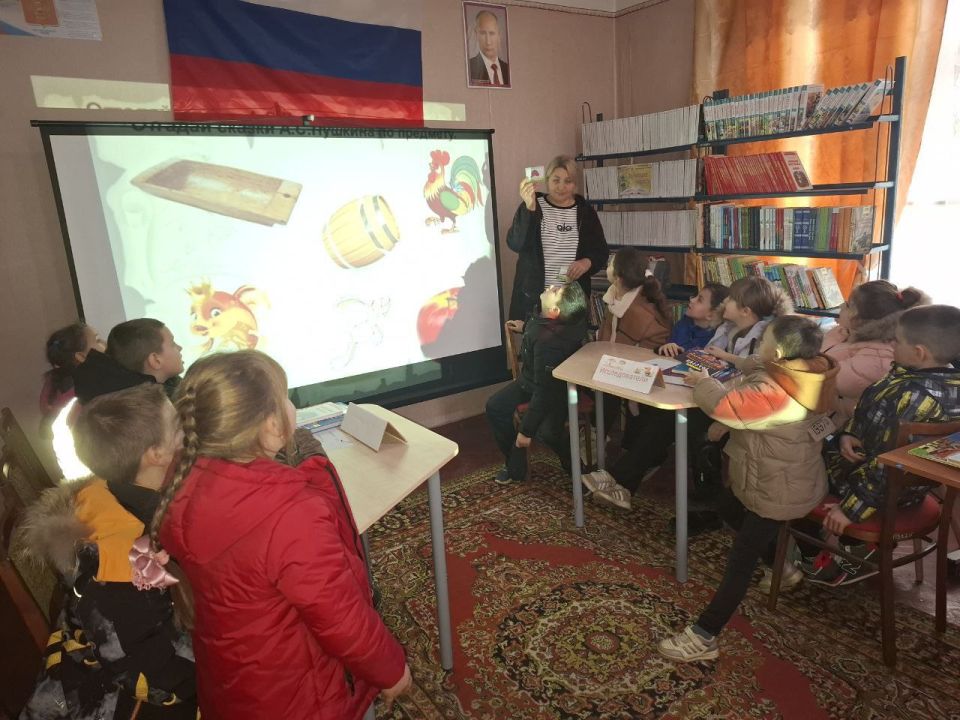 "Читай с нами". В рамках районной библиотечной акции " Читай с нами"в Богдановской сельской библиотеке прошло знакомство с литературой по теме акции " КнигаСВОд" .Библиотекарь с радостью встретила наших маленьких...