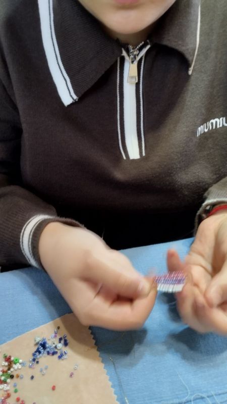 К Дню Героев Отечества в Приазовском ДК девочки приготовили для наших защитников небольшие подарочки- брелоки с пожеланиями Эти маленькие символы праздника, выполнены с любовью, призваны напомнить нашим Героям о домашнем... К Дню Героев Отечества в Приазовском ДК девочки приготовили для наших защитников небольшие подарочки- брелоки с пожеланиями Эти маленькие символы праздника, выполнены с любовью, призваны напомнить нашим Героям о домашнем...