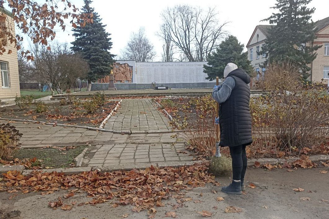 В Токмакском муниципальном округе проводятся работы по благоустройству общественных территорий и памятников военной истории В Токмакском муниципальном округе проводятся работы по благоустройству общественных территорий и памятников военной истории