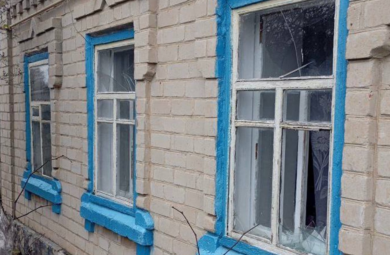 Частный дом, в котором проживает семья с двумя детьми, оказался поврежден в Запорожской области при ударе ВСУ Частный дом, в котором проживает семья с двумя детьми, оказался поврежден в Запорожской области при ударе ВСУ
