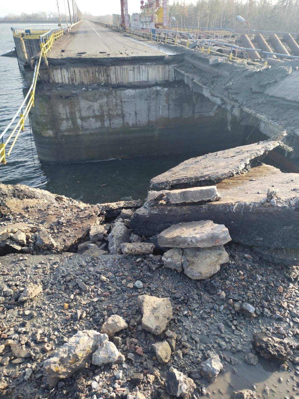 Фото с поражённой дамбы Печенежского водохранилища Фото с поражённой дамбы Печенежского водохранилища