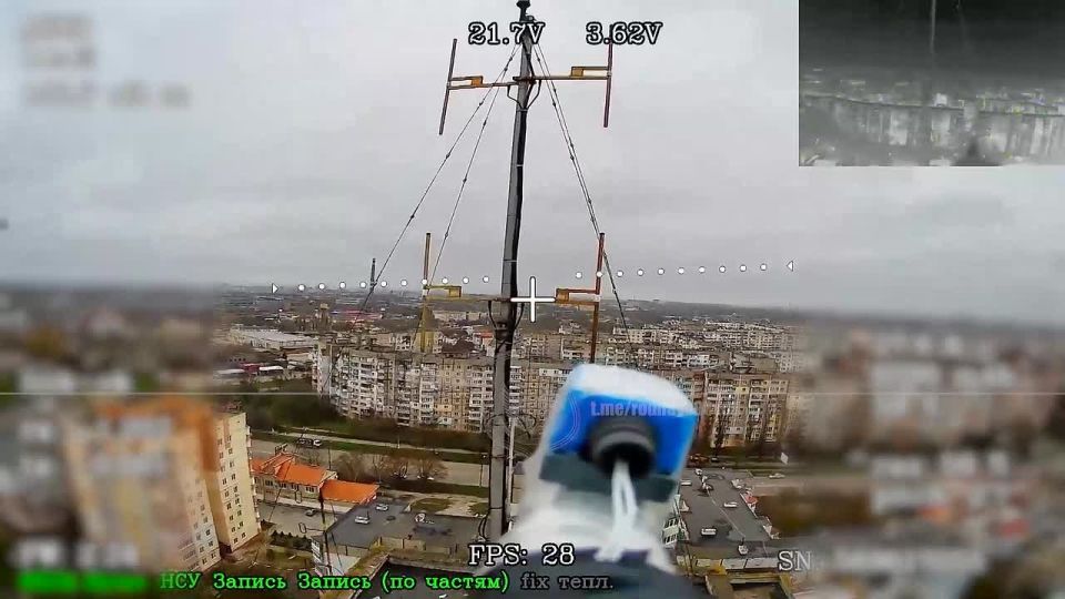 Разведчики 215-го орб 98 гв. вдд ВДВ из состава ГрВ "Днепр" продолжают уничтожение вражеских антенных усилителей и ретрансляторов на крышах жилых домов