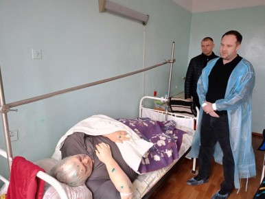 Глава Токмакского муниципального округа навестил в больнице пострадавших от атаки БПЛА
