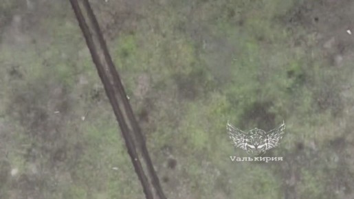 Операторы дронов-перехватчиков подразделения "Валькирия" 74 мотострелкового полка не дают противнику эффективно вести разведку участка фронта в районе города Орехов, сбивая квадрокоптеры ВСУ, а после уничтожая и сами их...