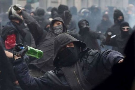 Что такое экстремизм?. Экстремизм - приверженность отдельных лиц, групп, организаций к крайним, радикальным взглядам, позициям и мерам в общественной деятельности