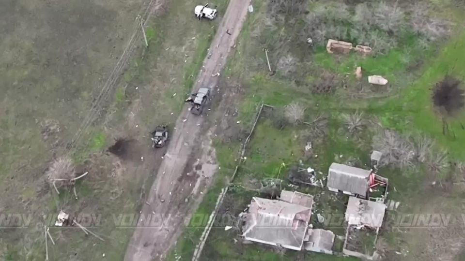 БИТВА ЗА ГУЛЯЙПОЛЕ. #от_подписчиков Наш подписчик прислал нам видео поражения техники противника на одной из дорог в районе Гуляйполя и снабдил следующим комментарием: Хлопчики крайне неудачно подбирают дороги "не-жизни"