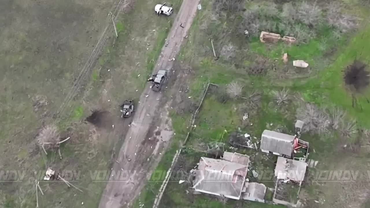 БИТВА ЗА ГУЛЯЙПОЛЕ. #от_подписчиков Наш подписчик прислал нам видео поражения техники противника на одной из дорог в районе Гуляйполя и снабдил следующим комментарием: Хлопчики крайне неудачно подбирают дороги "не-жизни"