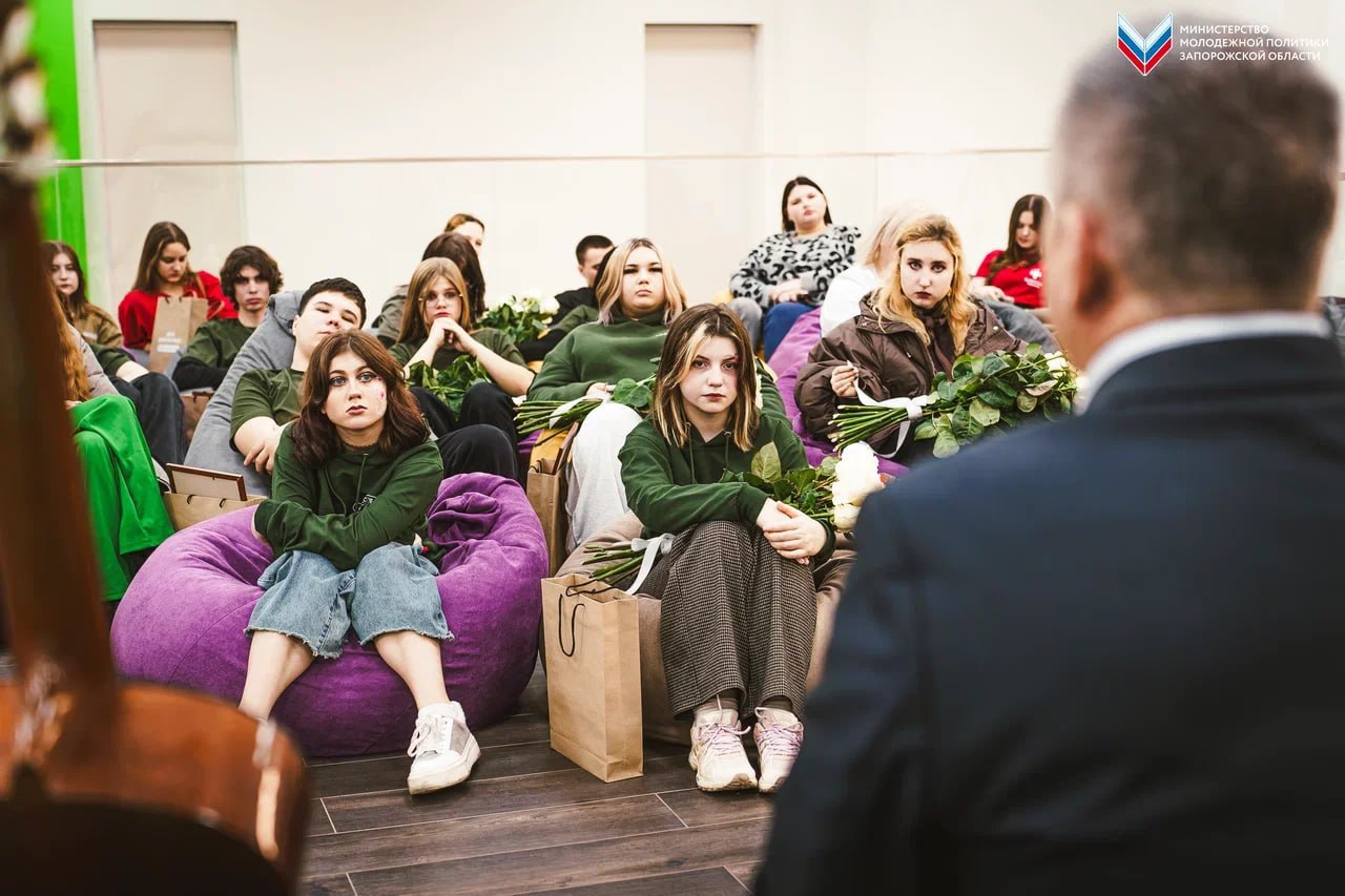 Поэт из Забайкалья познакомил молодежь Мелитополя со своими стихами Поэт из Забайкалья познакомил молодежь Мелитополя со своими стихами