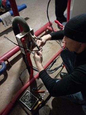 Электрики АО «Мурманэнергосбыт» оперативно выполнили ремонтные работы в котельной школы села Радоловка