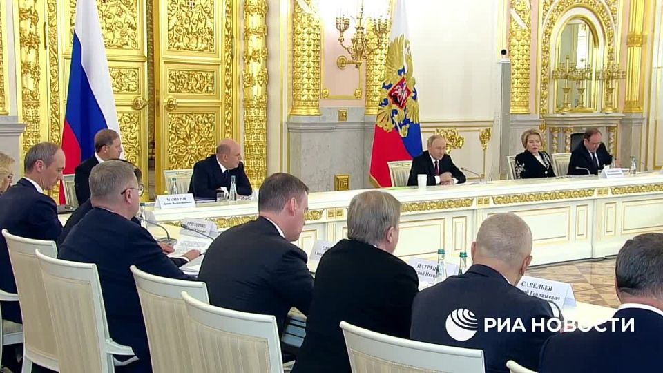 Новости к этому часу:. Путин заявил, что в России «рождаемость продолжает снижаться», и добавил, что есть «объективные причины, почему ситуация развивается именно так»