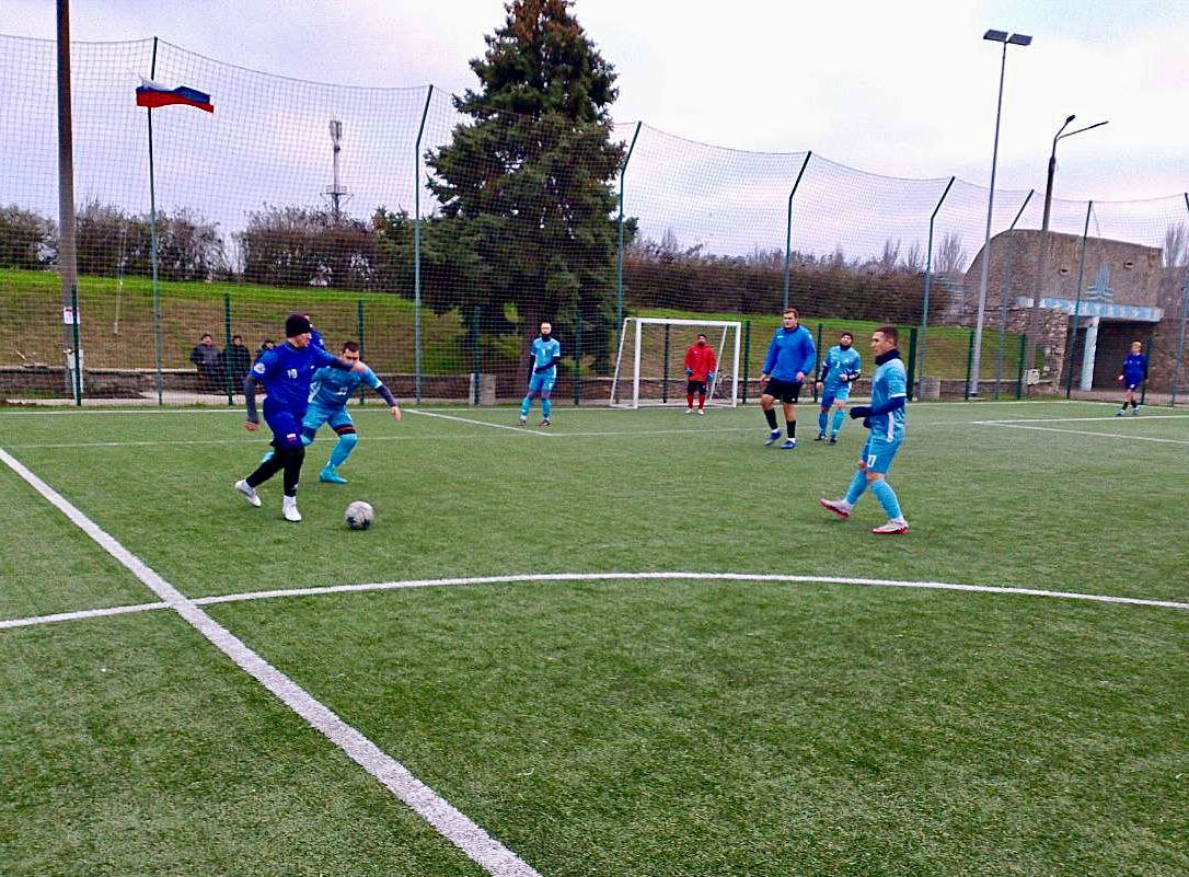 6 декабря на футбольном поле СК «Олимпиец» состоялся 8 тур осеннего Чемпионата Приморской любительской лиги по футболу 6х6, посвященного Году защитника Отечества 6 декабря на футбольном поле СК «Олимпиец» состоялся 8 тур осеннего Чемпионата Приморской любительской лиги по футболу 6х6, посвященного Году защитника Отечества