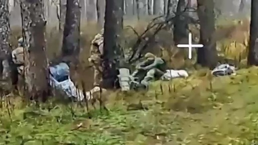 Удар FPV-дрона по группе противника, которые, судя по всему, решили, что неподвижность позволит им избежать обнаружения