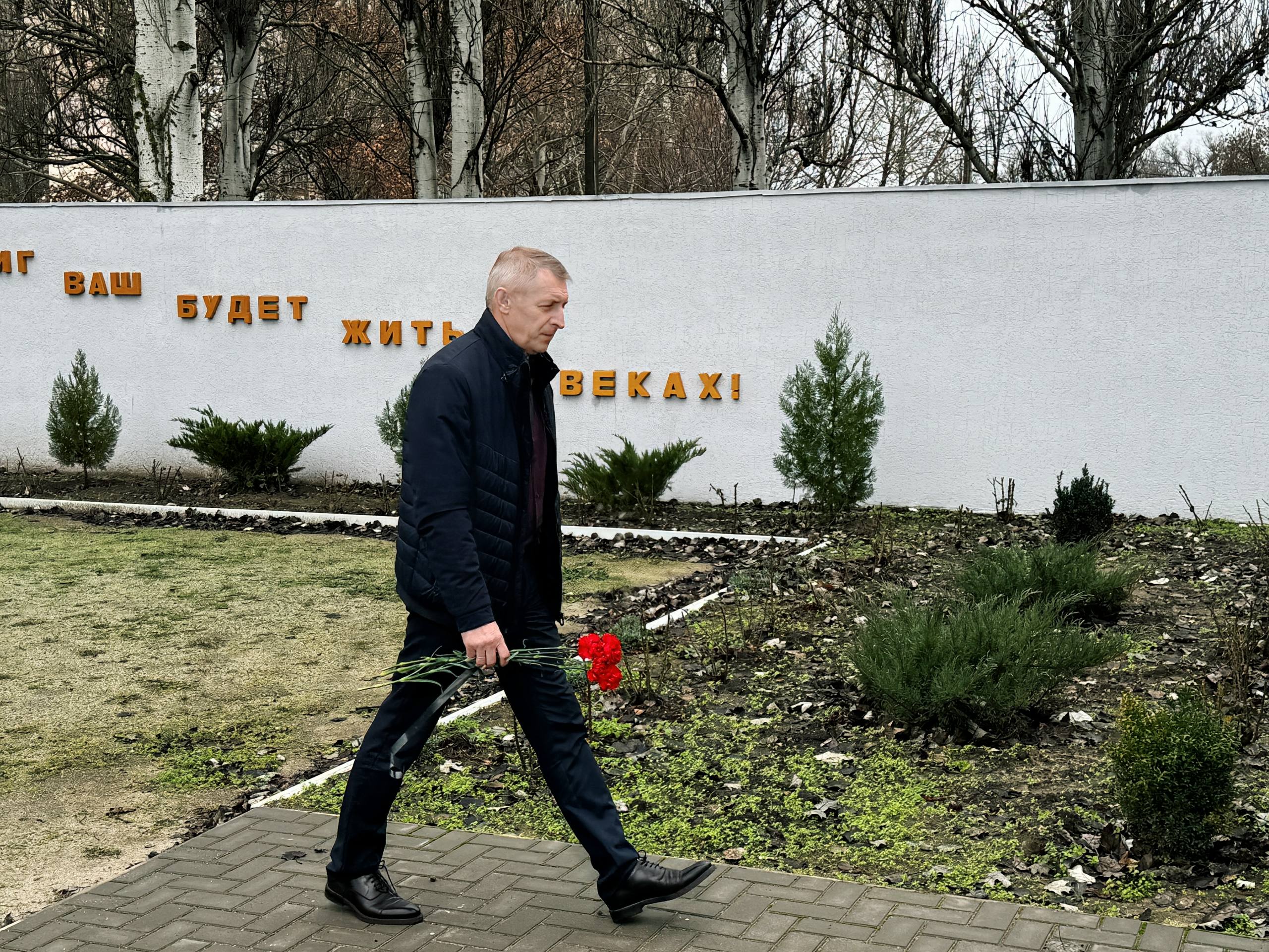 Сегодня представители Министерства агропромышленного комплекса и продовольственной политики Запорожской области возложили цветы к мемориалу в честь Героев Отечества Сегодня представители Министерства агропромышленного комплекса и продовольственной политики Запорожской области возложили цветы к мемориалу в честь Героев Отечества