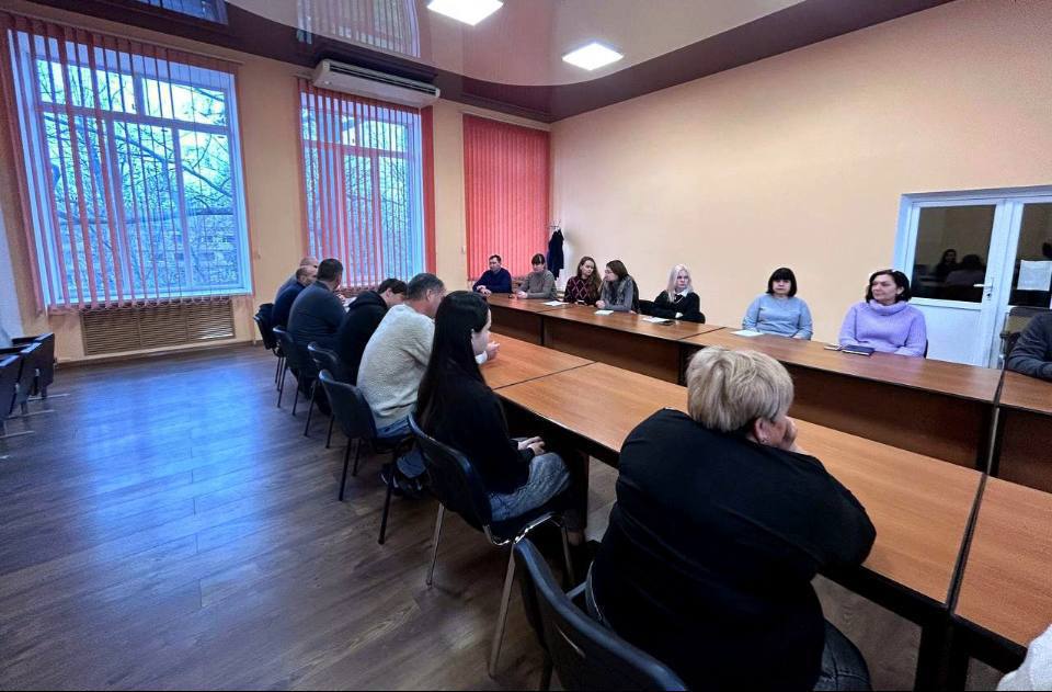 9 декабря, в Международный день борьбы с коррупцией, прокурор Приморского района Запорожской области Алексей Батайкин и его заместитель Ирина Зиберт провели встречу с сотрудниками администрации Приморского муниципального... 9 декабря, в Международный день борьбы с коррупцией, прокурор Приморского района Запорожской области Алексей Батайкин и его заместитель Ирина Зиберт провели встречу с сотрудниками администрации Приморского муниципального...