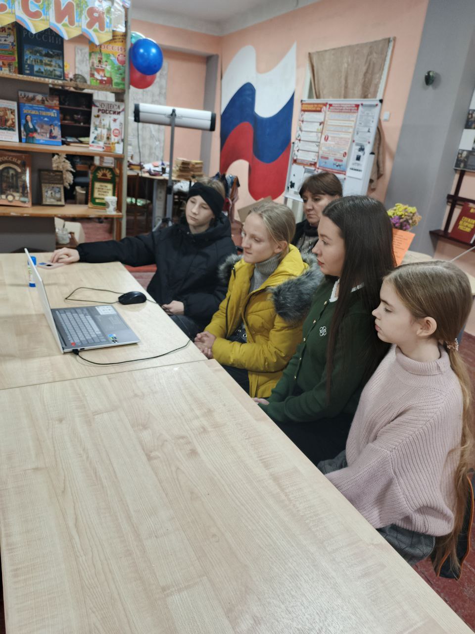 В Центральной библиотеке села Дмитровка состоялся показ видеоролика «Мы не забудем своих героев» В Центральной библиотеке села Дмитровка состоялся показ видеоролика «Мы не забудем своих героев»