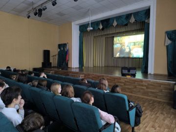 Сегодня, в День Героев Отечества, в Акимовском ЦДК состоялся кинопоказ, посвященный памяти наших славных защитников Родины