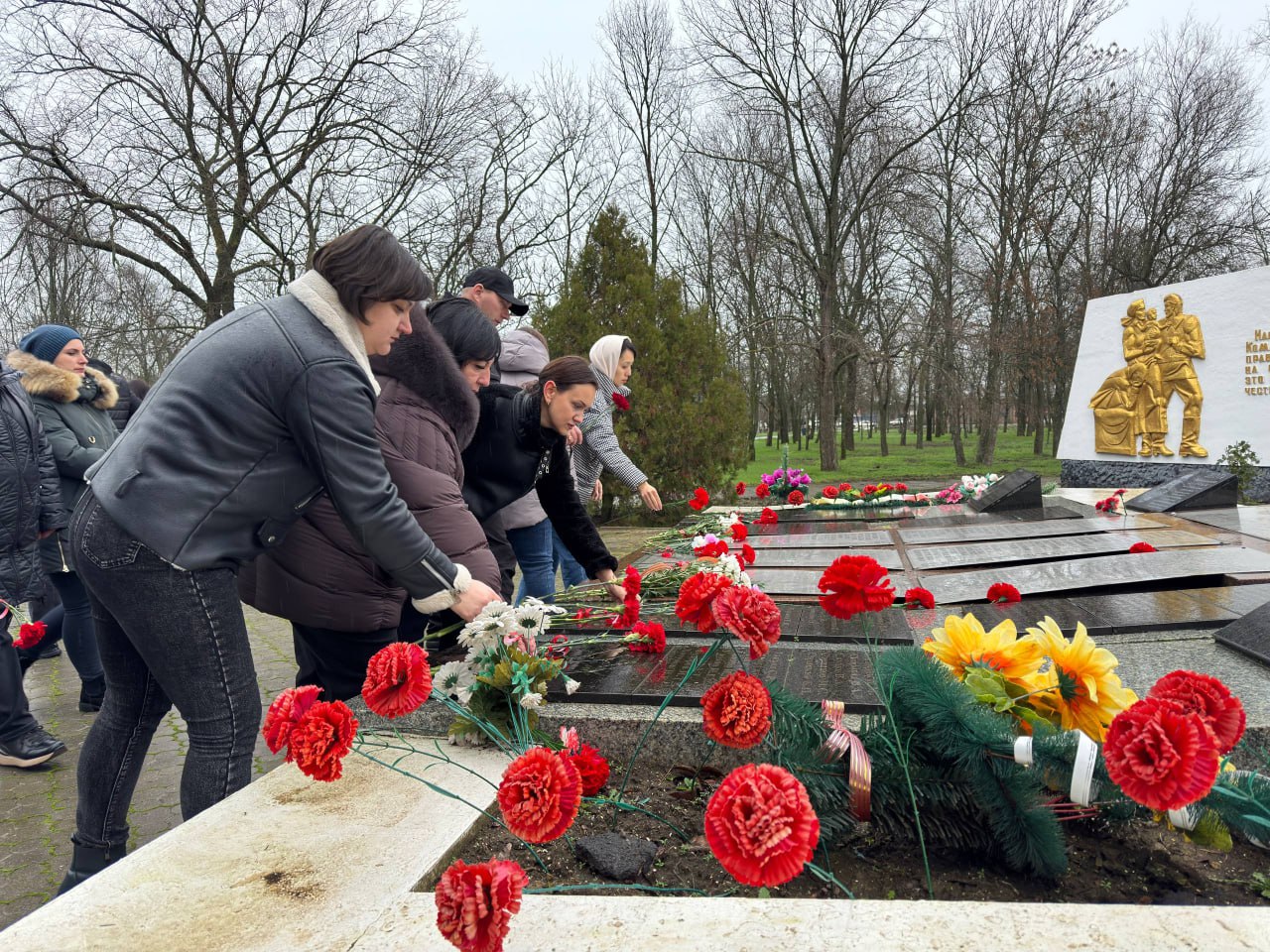 В Приазовском открыли памятный знак павшим бойцам СВО В Приазовском открыли памятный знак павшим бойцам СВО
