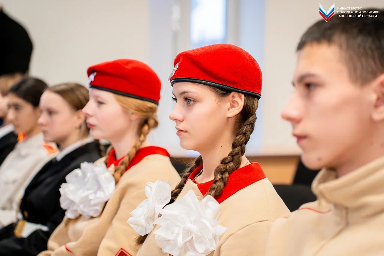 Всероссийский проект «Диалоги с Героями»: встреча молодёжи с ветераном специальной военной операции Всероссийский проект «Диалоги с Героями»: встреча молодёжи с ветераном специальной военной операции