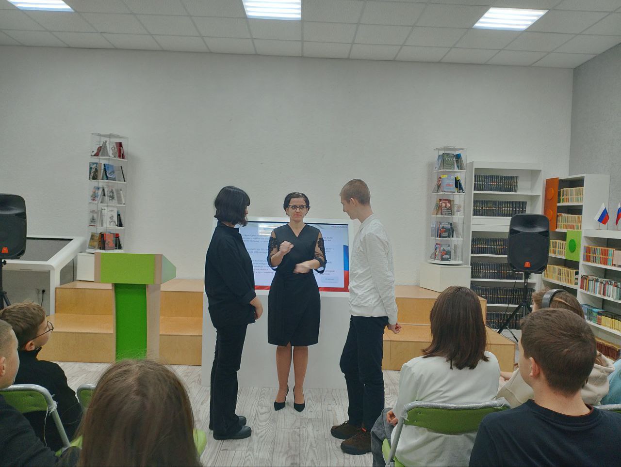 В Приазовской библиотеке состоялось интересное событие — интерактивная игра «Живут герои в памяти народа», организованная для учеников 8-А класса В Приазовской библиотеке состоялось интересное событие — интерактивная игра «Живут герои в памяти народа», организованная для учеников 8-А класса