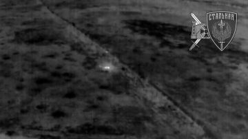 Бойцы 71-го гвардейского полка вышибают врага из блиндажа