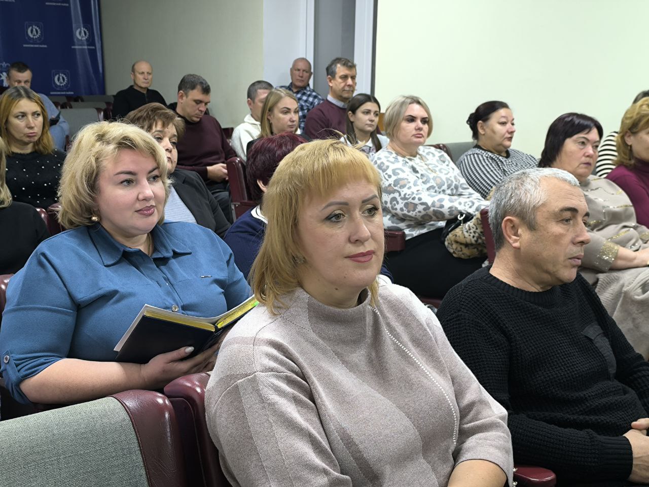 Глава Акимовского муниципального округа Александр Трудоношин провел большое расширенное совещание с аппаратом, шеф-регионом, начальниками теротделов, руководителями служб и ведомств Глава Акимовского муниципального округа Александр Трудоношин провел большое расширенное совещание с аппаратом, шеф-регионом, начальниками теротделов, руководителями служб и ведомств