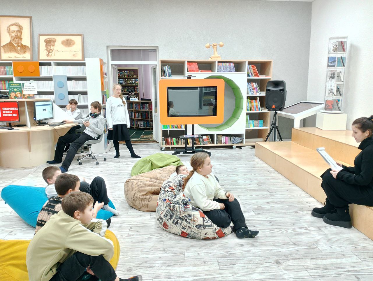 В Приазовской центральной библиотеке прошла поучительная беседа "Мы против коррупции" для участников л/о "Калейдоскоп" В Приазовской центральной библиотеке прошла поучительная беседа "Мы против коррупции" для участников л/о "Калейдоскоп"