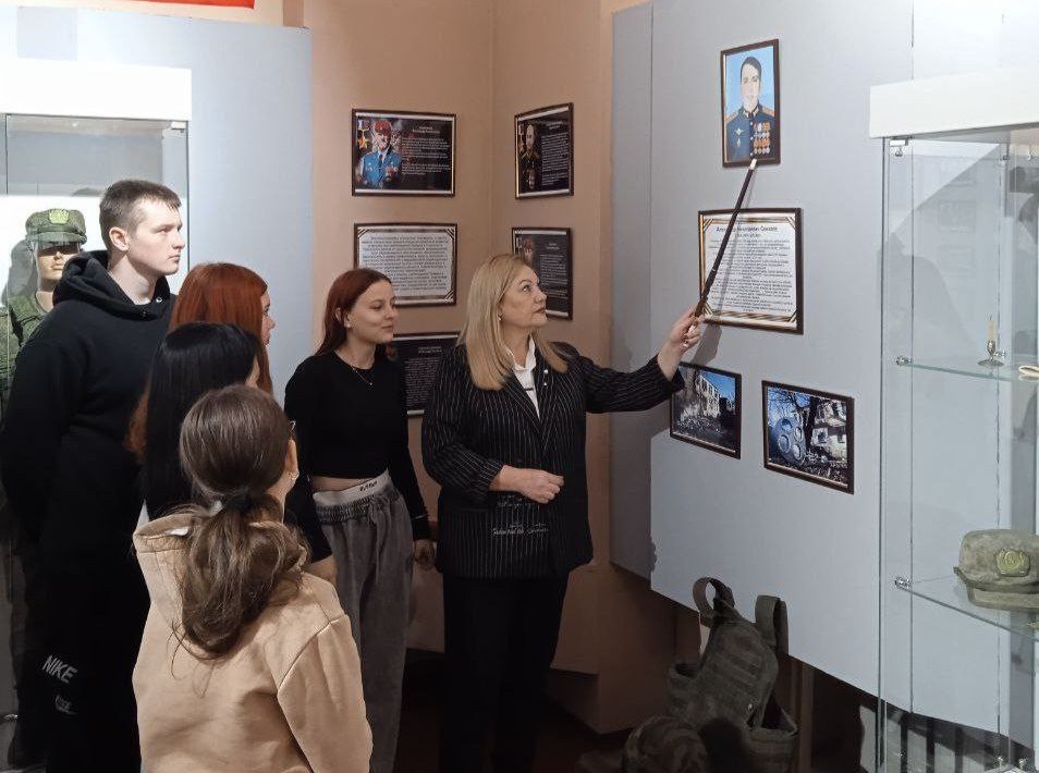 В Токмакском краеведческом музее провели тематическую экскурсию «Подвигом славны наши земляки», приуроченную ко Дню Героев Отечества В Токмакском краеведческом музее провели тематическую экскурсию «Подвигом славны наши земляки», приуроченную ко Дню Героев Отечества