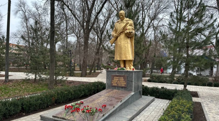 В Токмаке почтили память погибших бойцов СВО в День Героев Отечества