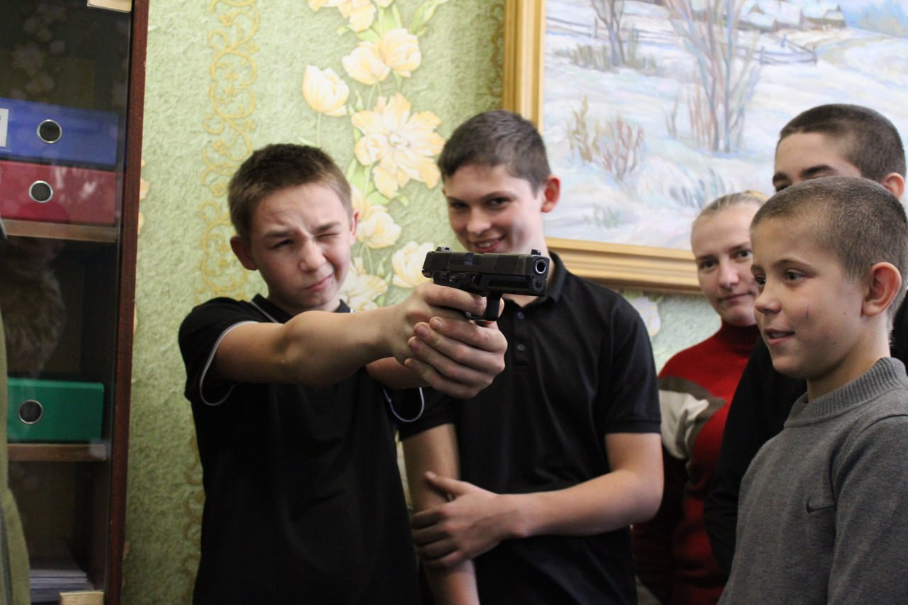 В День Героев Отечества, в ГБУ ОО ЗО «Хмельницкая школа-детский сад» Черниговского района прошла значимая встреча