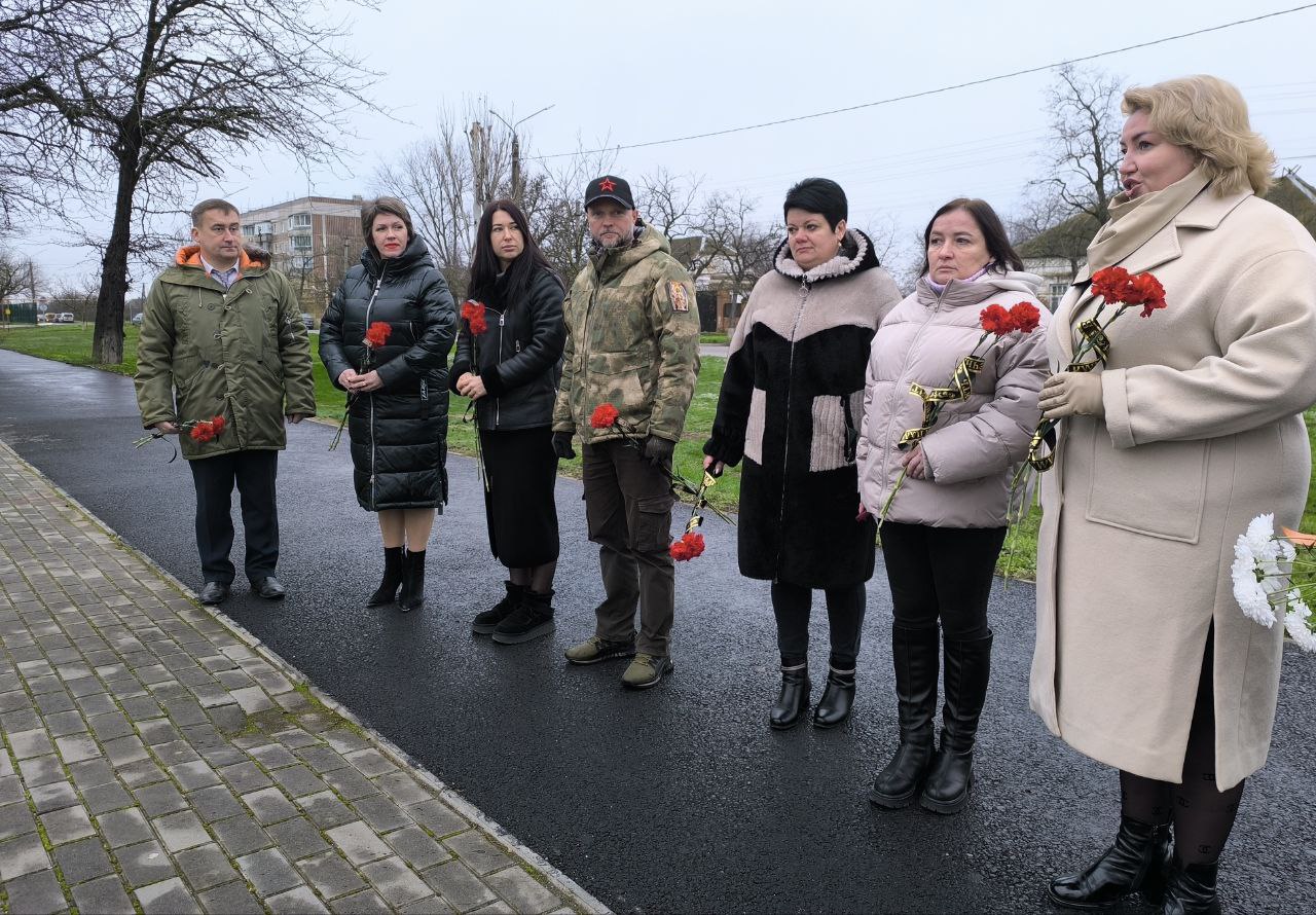 В память о всех погибших героях Отечества — цветы к Вечному огню В память о всех погибших героях Отечества — цветы к Вечному огню