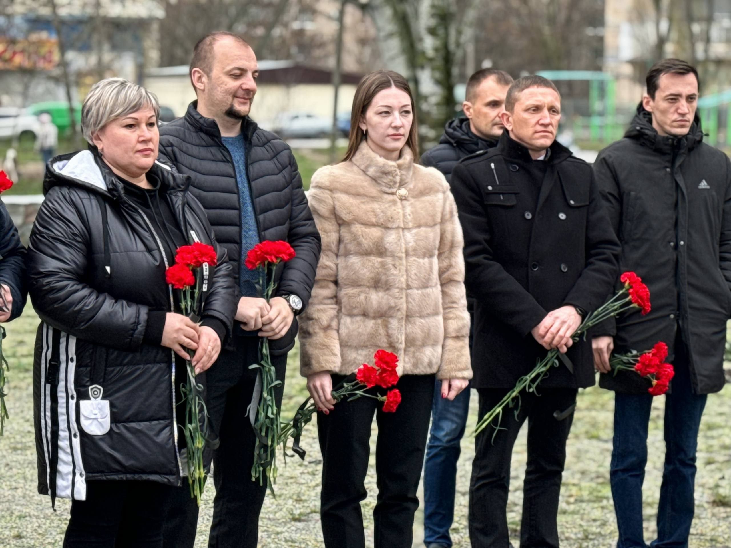 Сегодня представители Министерства агропромышленного комплекса и продовольственной политики Запорожской области возложили цветы к мемориалу в честь Героев Отечества Сегодня представители Министерства агропромышленного комплекса и продовольственной политики Запорожской области возложили цветы к мемориалу в честь Героев Отечества