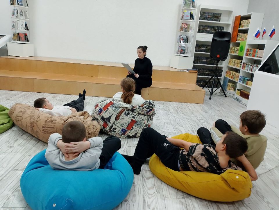 В Приазовской центральной библиотеке прошла поучительная беседа "Мы против коррупции" для участников л/о "Калейдоскоп" В Приазовской центральной библиотеке прошла поучительная беседа "Мы против коррупции" для участников л/о "Калейдоскоп"