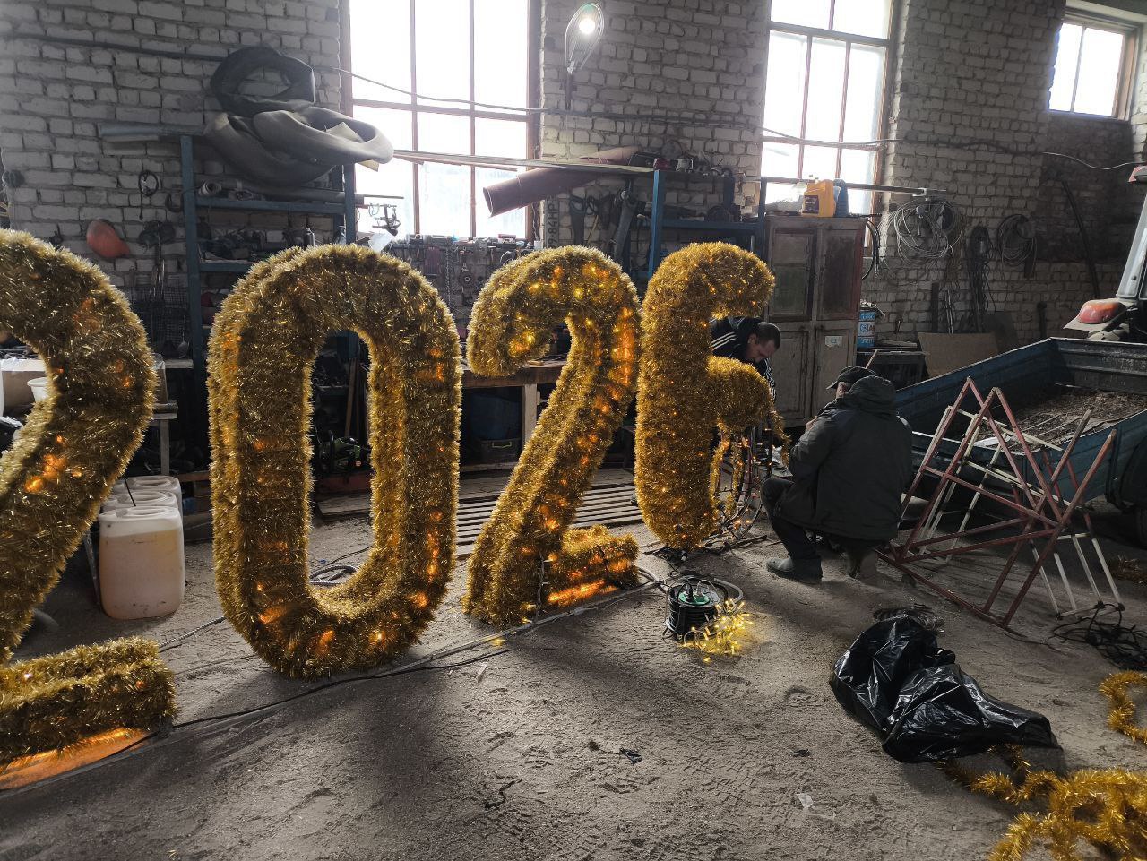 Подготовительные работы к новогодним праздникам в Кирилловке Подготовительные работы к новогодним праздникам в Кирилловке