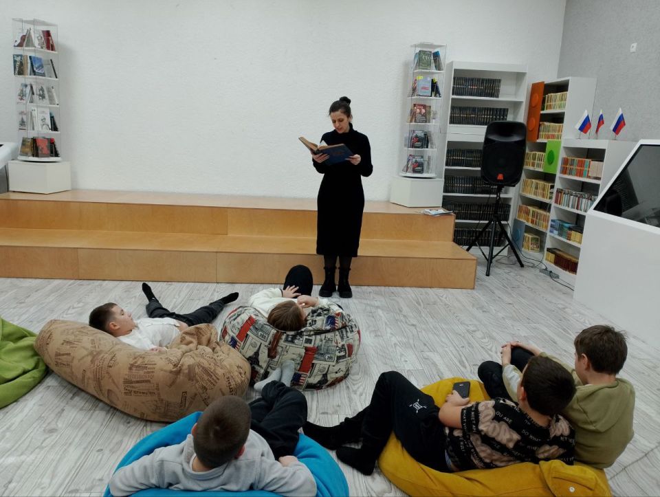 В Приазовской центральной библиотеке прошла поучительная беседа "Мы против коррупции" для участников л/о "Калейдоскоп"