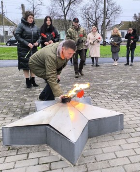 В память о всех погибших героях Отечества — цветы к Вечному огню
